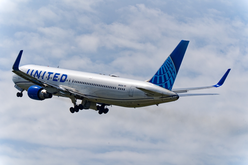 United Airlines 767 plane flying